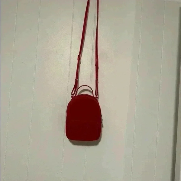 Miniso red silicone crossbody bag used like a new - Picture 3 of 6